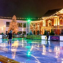 Kalėdų stebuklus Teatro aikštėje skandino lietus