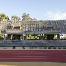 Stadiono ardymas varžybų nestabdo – aistruoliams tenka sėdėti ir ant griuvėsių