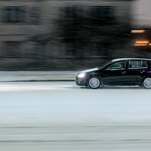 Įspėja vairuotojus: naktį snigo, eismo sąlygos sudėtingos beveik visoje Lietuvoje