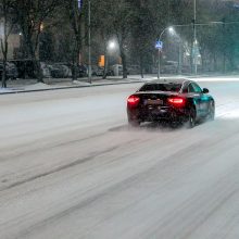 Įspėja vairuotojus: naktį snigo, eismo sąlygos sudėtingos beveik visoje Lietuvoje