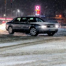 Įspėja vairuotojus: naktį snigo, eismo sąlygos sudėtingos beveik visoje Lietuvoje