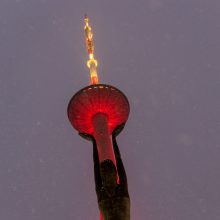 Prie Televizijos bokšto uždegtas laužas, per šimtą žmonių pagerbė Sausio 13-osios aukas 