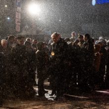 Prie Televizijos bokšto uždegtas laužas, per šimtą žmonių pagerbė Sausio 13-osios aukas 