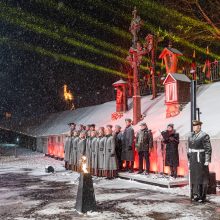 Prie Televizijos bokšto uždegtas laužas, per šimtą žmonių pagerbė Sausio 13-osios aukas 