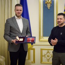 V. Zelenskis įteikė valstybinį apdovanojimą G. Landsbergiui: taika ateis tik po Ukrainos pergalės