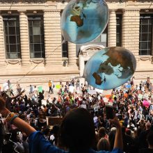 Pasaulio miestų gatves užplūdo prieš klimato pokyčius protestuojantys moksleiviai