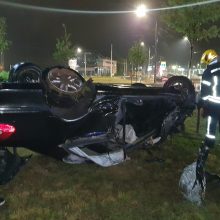 Eismo nelaimė Šiaurės prospekte: apsivertė automobilis, sužeistas žmogus