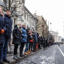 Tūkstančiai žmonių mitinge reikalavo didesnių algų mokytojams