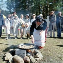 Kur ir kada surengtas pirmasis viešas šv. Velykų renginys Lietuvoje?