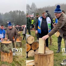 A. Lukašenka kviečia į Baltarusiją atvykti ir lietuvius: nusifotografavo su kirviu ir malkomis