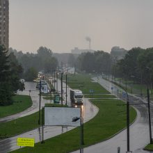 Kauną skalauja lietus, dangų raižo žaibai 