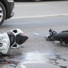 Panevėžio rajone automobilis susidūrė su motociklu, nukentėjo jo vairuotojas ir keleivė