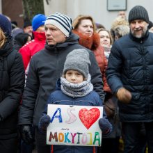 Tūkstančiai žmonių mitinge reikalavo didesnių algų mokytojams