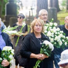 Aktorius R. Karvelis į paskutinę kelionę išlydėtas plojimais: atgulė šalia sūnaus