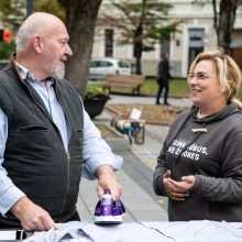 Ragina lyginti marškinius, o ne žmones: kelio į darbo rinką negali užkirsti praeitis