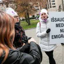 Prie Seimo susirinkę onkologiniai ligoniai priminė: vėžys – ne sloga