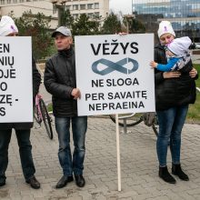 Prie Seimo susirinkę onkologiniai ligoniai priminė: vėžys – ne sloga