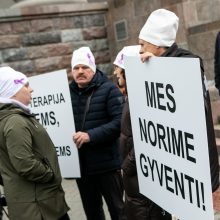 Prie Seimo susirinkę onkologiniai ligoniai priminė: vėžys – ne sloga