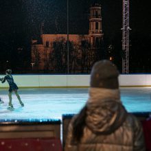 Sostinės Lukiškių aikštėje atidaryta ledo čiuožykla