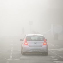 Šilalės ir Telšių rajonuose eismą sunkina rūkas, matomumas sumažėjęs nuo 200 iki 400 m