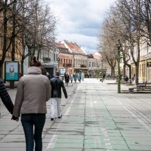 Lauko kavinių Laisvės alėjoje neapgulė: daugelio lankytojų rankose – arbatos ir kavos puodeliai