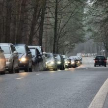 Prie mobilaus punkto spūstyse vėl strigę kauniečiai: susirgimų COVID-19 rekordų tikrai bus daugiau