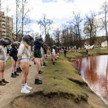 80 moterų prie Rusijos ambasados ragino nutraukti agresiją prieš ukrainietes