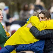 80 moterų prie Rusijos ambasados ragino nutraukti agresiją prieš ukrainietes