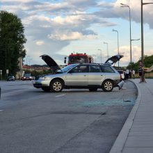 Kauno centre nuo šlaito nulėkė automobilis: tai – reta 