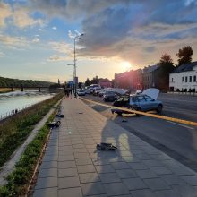 Kauno centre – baisi avarija: automobilis vos neįlėkė į Nemuną 