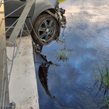 Kauno centre – baisi avarija: automobilis vos neįlėkė į Nemuną 