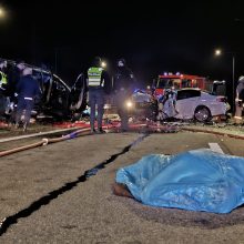 Kraupi avarija Kaune: prieš eismą lėkęs „Mercedes-Benz“ rėžėsi į BMW, yra žuvusiųjų <span style=color:red;>(vaizdo įrašai)</span>