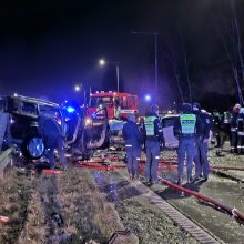 Kraupi avarija Kaune: prieš eismą lėkęs „Mercedes-Benz“ rėžėsi į BMW, yra žuvusiųjų <span style=color:red;>(vaizdo įrašai)</span>