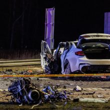 Kraupi avarija Kaune: prieš eismą lėkęs „Mercedes-Benz“ rėžėsi į BMW, yra žuvusiųjų <span style=color:red;>(vaizdo įrašai)</span>