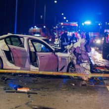 Kraupi avarija Kaune: vyras plikomis rankomis iš degančio „Mercedes-Benz“ ištraukė vairuotoją