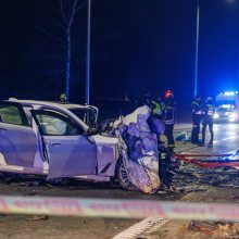 Kraupi avarija Kaune: prieš eismą lėkęs „Mercedes-Benz“ rėžėsi į BMW, yra žuvusiųjų <span style=color:red;>(vaizdo įrašai)</span>