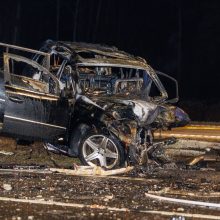 Kraupi avarija Kaune: vyras plikomis rankomis iš degančio „Mercedes-Benz“ ištraukė vairuotoją