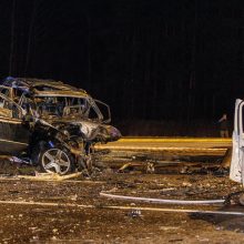 Kraupi avarija Kaune: prieš eismą lėkęs „Mercedes-Benz“ rėžėsi į BMW, yra žuvusiųjų <span style=color:red;>(vaizdo įrašai)</span>