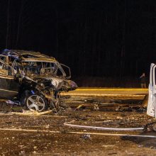 Kraupi avarija Kaune: vyras plikomis rankomis iš degančio „Mercedes-Benz“ ištraukė vairuotoją