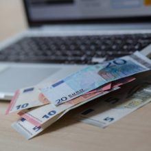 Sukčiai internetu išviliojo 35,5 tūkst. eurų