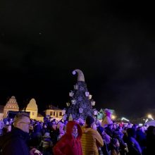 Kėdainiuose prasideda švenčių maratonas: įžiebta Kalėdų eglė  – lyg nykštuko kepuraitė