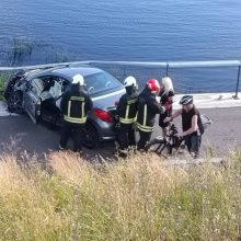 Kauno centre – baisi avarija: automobilis vos neįlėkė į Nemuną 