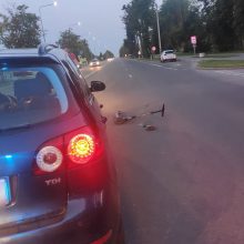 Kauno rajone partrenktas pėsčiųjų perėja paspirtuku važiavęs jaunuolis