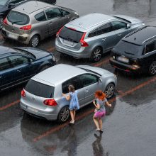 Kauną skalauja lietus, dangų raižo žaibai 