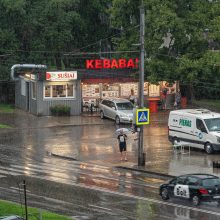 Kauną skalauja lietus, dangų raižo žaibai 