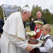 Popiežius Agluonoje prašo latvių aukotis kitų labui