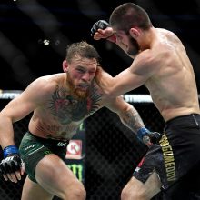 Brangiausioje UFC kovoje Ch. Nurmagomedovas prismaugė C. McGregorą ir sukėlė skandalą