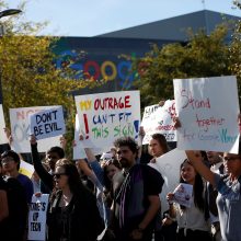 „Google“ darbuotojai surengė protestą dėl varganos kovos su priekabiavimu