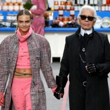 Netektis mados pasaulyje: mirė „Chanel“ dizaineris K. Lagerfeldas
