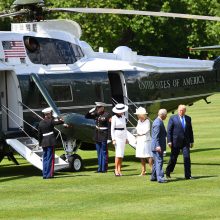 Karalienė Elizabeth II pasitiko D. Trumpą Bakingamo rūmuose